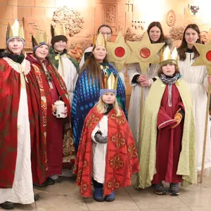 Gemischte Gruppe von Kindern und Jugendlichen 