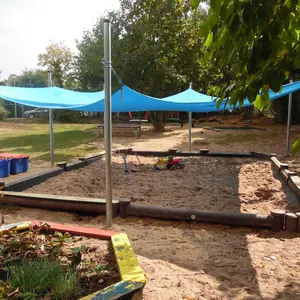 Kindergarten Regenbogen Außenbereich mit Sandkasten