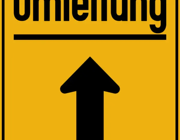 gelbes rechteckiges Umleitungsschild mit schwarzem Pfeil nach oben (geradeaus) 