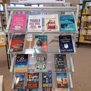 Ein Regal mit englischsprachigen Büchern, deren Cover man sieht