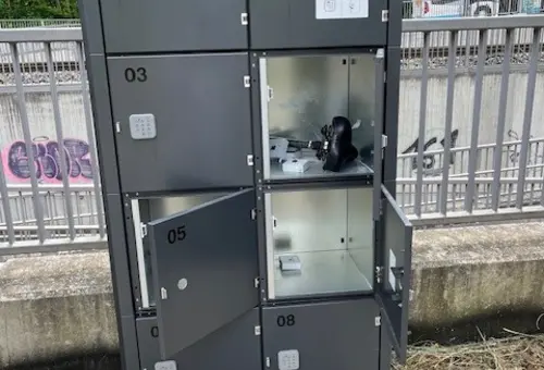 Helmfachschließanlage in der Totalansicht.