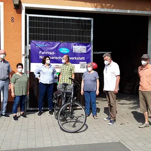 Gelungener Start: Bürgermeisterin Birgit Huber gratuliert Renate Schwarz und Volker Dittmar zur Eröffnung der Fahrrad-Reparaturwerkstatt im Jugendhaus Oasis.