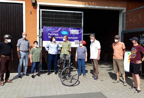Gelungener Start: Bürgermeisterin Birgit Huber gratuliert Renate Schwarz und Volker Dittmar zur Eröffnung der Fahrrad-Reparaturwerkstatt im Jugendhaus Oasis.
