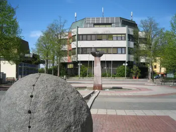 Foto zeigt das Rathausgebäude von der Südseite mit Rathausbrunnen im Vordergrund