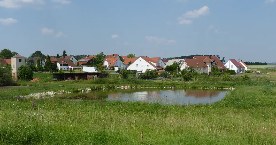 Blick auf Rehdorf mit Biotop und Wohnbebauung