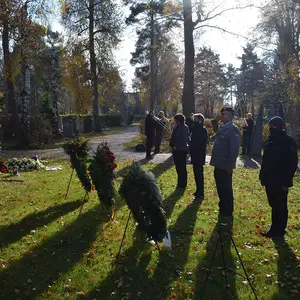 Erste Bürgermeisterin Birgit Huber, Zweiter Bürgermeister Norbert Schikora, Oberstleutnant Lessmann sowie VdK_Vorsitzender Stefan Ehrhardt vor den niedergelegten Kränzen und dem Mahnmal während des Totengedenkens