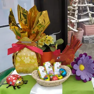 Faire österliche Dekoartikel und Süßigkeiten schmücken den Schaukasten des AK Fairtrade im Rathausumfeld.