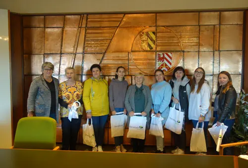 Gruppenbild mit Erster Bürgermeisterin Birgit Huber, Kursleiterin Renate Killen und Kursteilnehmerinnen 