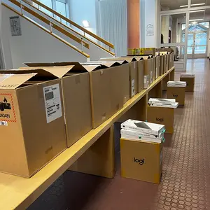 Eine lange Reihe Kartons