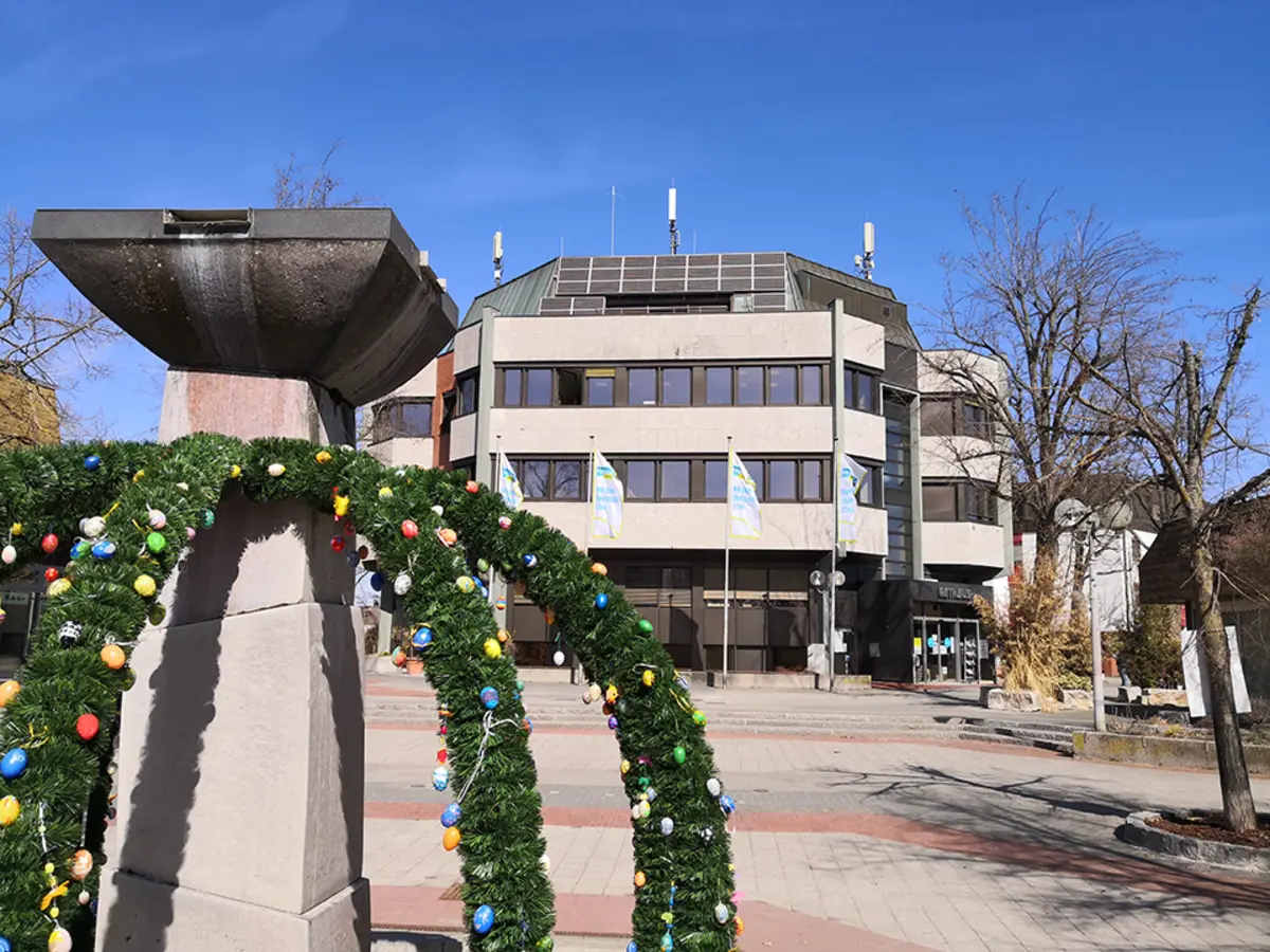 Der österlich geschmückte Brunnen vor dem Rathaus