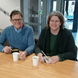 Ein Mann und eine Frau beim Kaffeetrinken