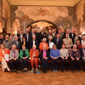 Gruppenbild der Geehrten mit Landrat Bernd Obst.