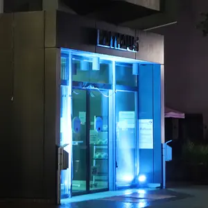 Eingangsbereich des Rathauses in blaues Licht getaucht