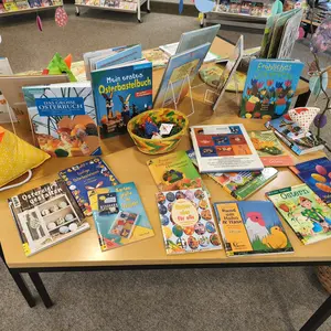 Ostertisch mit Bastelanleitungen 