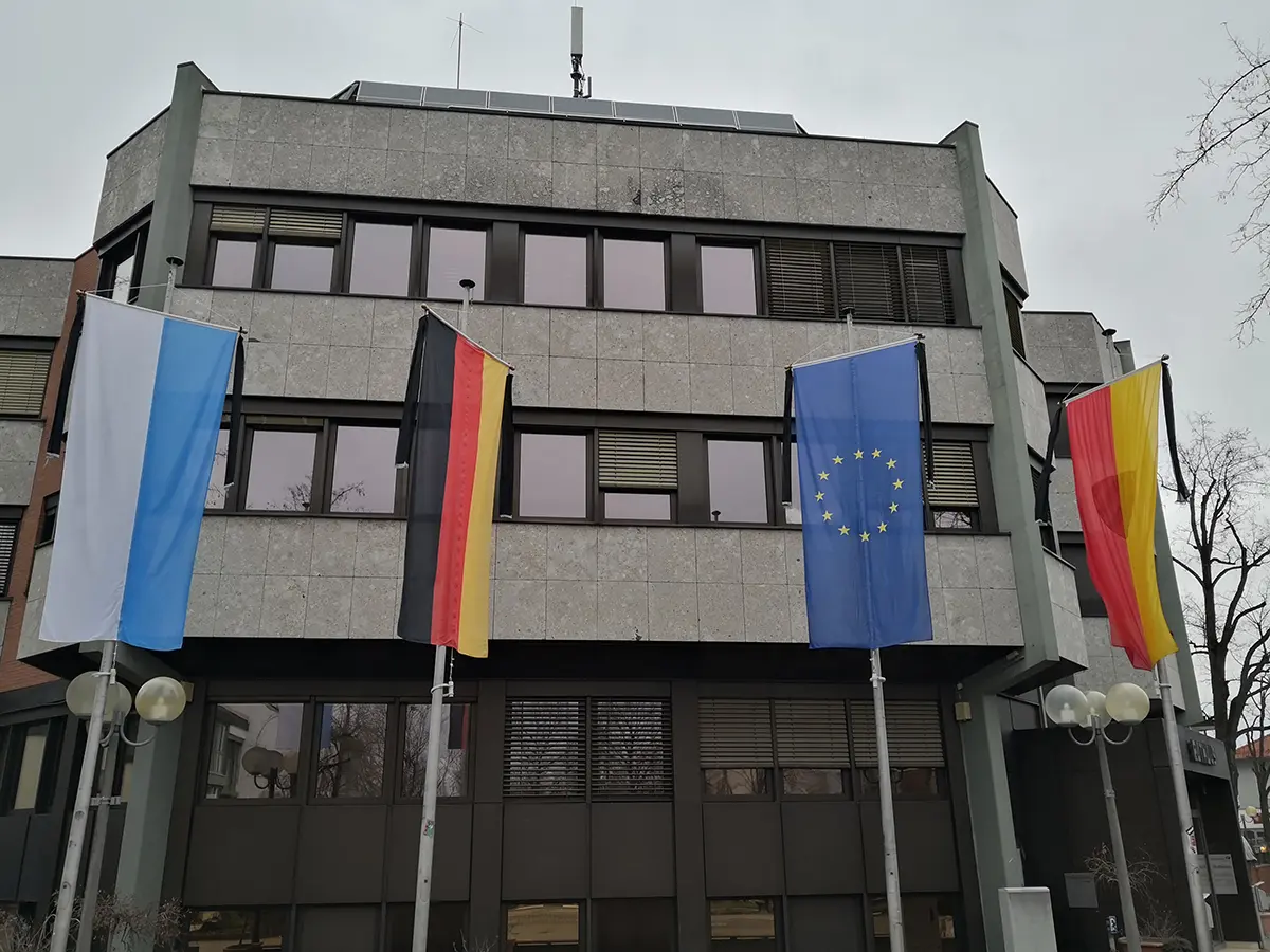 Rathaus mit den vier Flaggen des Freistaates Bayern, der Bundesrepublik Deutschland, der Europäischen Union und der Stadt Oberasbach(von links)