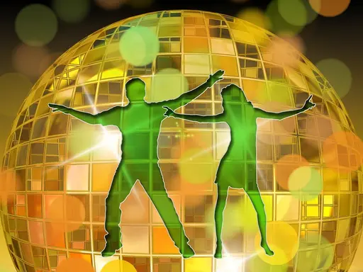 Eine goldene Diskokugel mit der Silhouette von zwei tanzenden Menschen