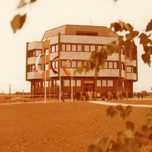 ein leicht vergilbtes Foto des Rathauses. Links und rechts finden sich noch keine weiteren Bauten.