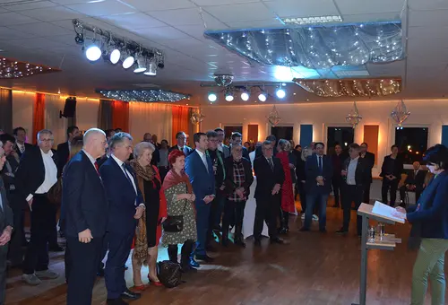 Erste Bürgermeisterin spricht vor ca. 180 Oberasbacher Bürgerinnen und Bürgern in der Tanzschule Forum