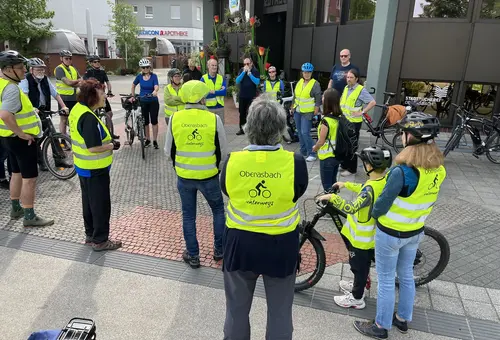Gruppe von Radlern mit Warnwesten vor dem Rathaus 