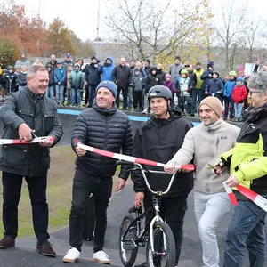 Vier Männer und eine Frau druchschneiden das Absperrband zur symbiolischen Eröffnung des Pumptrack.
