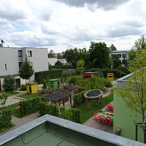 Kindergarten St. Johannes - Blick vom Balkon auf den Außenbereich im Garten