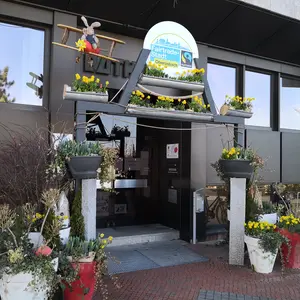 Über dem Eingang zum Rathaus prangt das Logo "Fairtrade-Stadt Oberasbach" umrahmt von der aktuellen Osterdeko des Städtischen Bauhofs