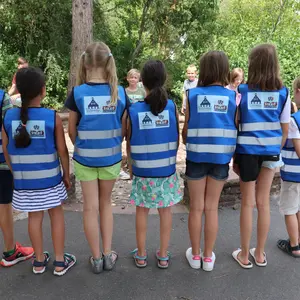Sieben Kinder zeigen die Rücken der Westen mit den Logos Pestalozzi-Schule und Streitschlichter. 