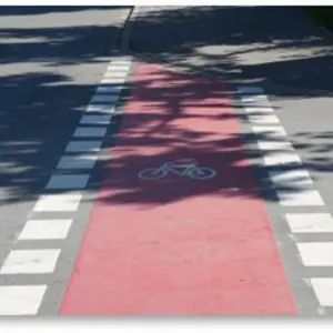 Rote Schutzstreifen sorgen in Zukunft in der Albrecht-Dürer-Straße für die Sicherheit der Radfahrer.