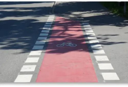 Rote Schutzstreifen sorgen in Zukunft in der Albrecht-Dürer-Straße für die Sicherheit der Radfahrer.