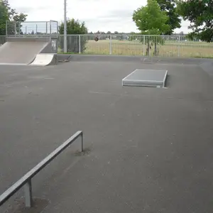 Im Vordergrund die Metall-Rail und deine rechteckige Box zum Grinden im Hintergrund.