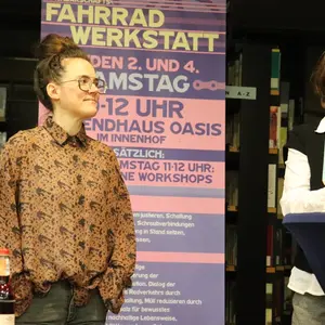 Katja Diehl links und Edith Backer rechts. Backer hält Diehls Buch "Autokorrektur" in der Hand. 
