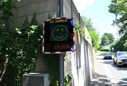 Geschwindigkeitsanzeige mit Smiley und der Zahl 10.826