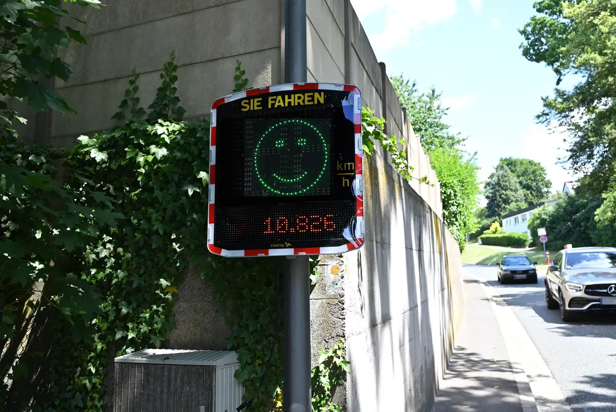 Geschwindigkeitsanzeige mit Smiley und der Zahl 10.826