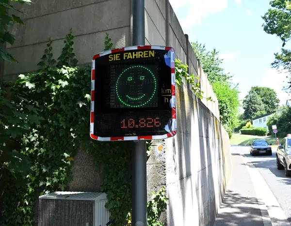Geschwindigkeitsanzeige mit Smiley und der Zahl  10.826