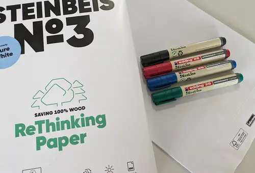 Recycling-Papier, Ökostifte und Öko-Umschläge auf einer Tischplatte