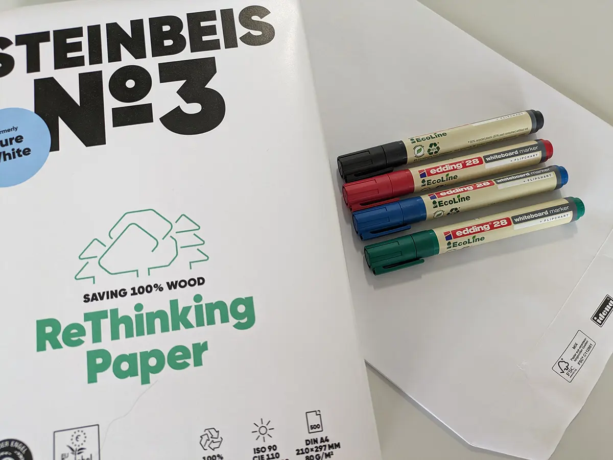 Recycling-Papier, Ökostifte und Öko-Umschläge auf einer Tischplatte