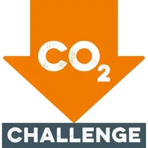 oranger Pfeil nach unten mit Inschrift CO2 darunter grauer Balken mit Inschrift Challenge