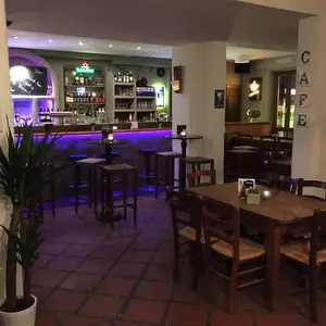 Innenansicht der Bar Rüffelmacher mit Thekle und Tischen im Bodega-Stil