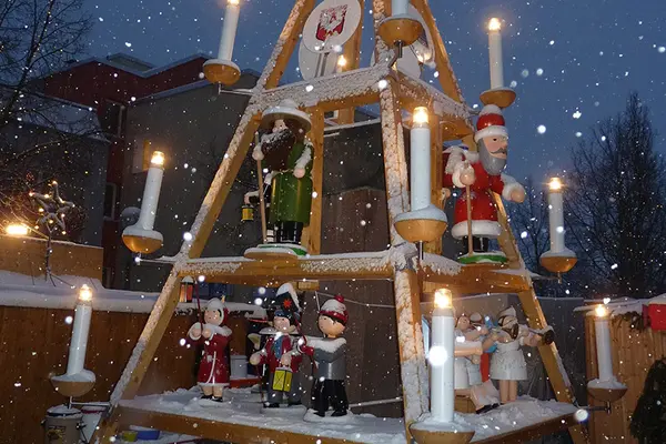 Die große Weihnachtspyramidesymbolisiert seit 2010 die Verbundenheit mit den Partnerstädten.