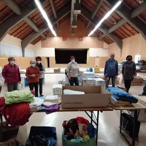 Gruppenfoto der freiwilligen Helfer in der DJK-Halle