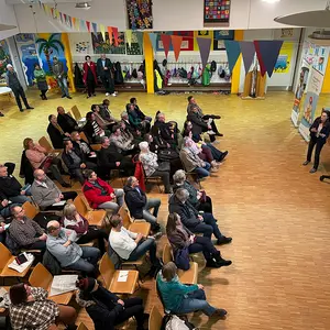 Blick von der Galerie auf Publikum und Referentin 