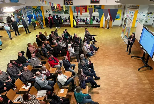 Blick von der Galerie auf Publikum und Referentin 