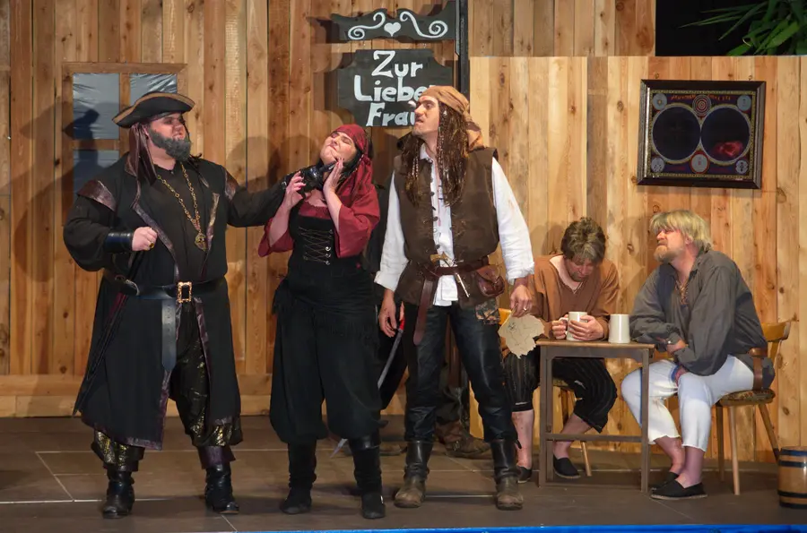 Bühne mit Laiendarstellern in Piratenkostümen
