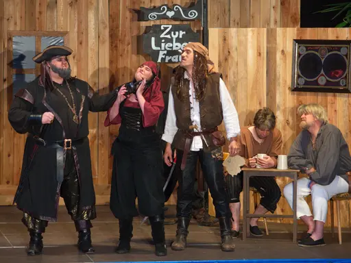 Bühne mit Laiendarstellern in Piratenkostümen