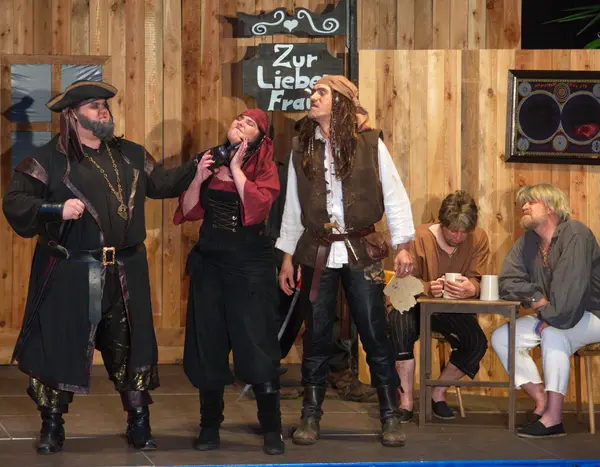 Bühne mit Laiendarstellern in Piratenkostümen