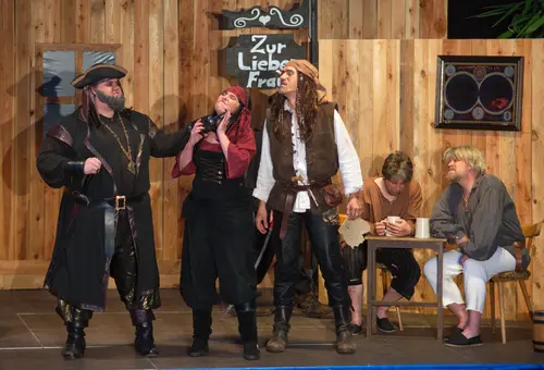 Bühne mit Laiendarstellern in Piratenkostümen