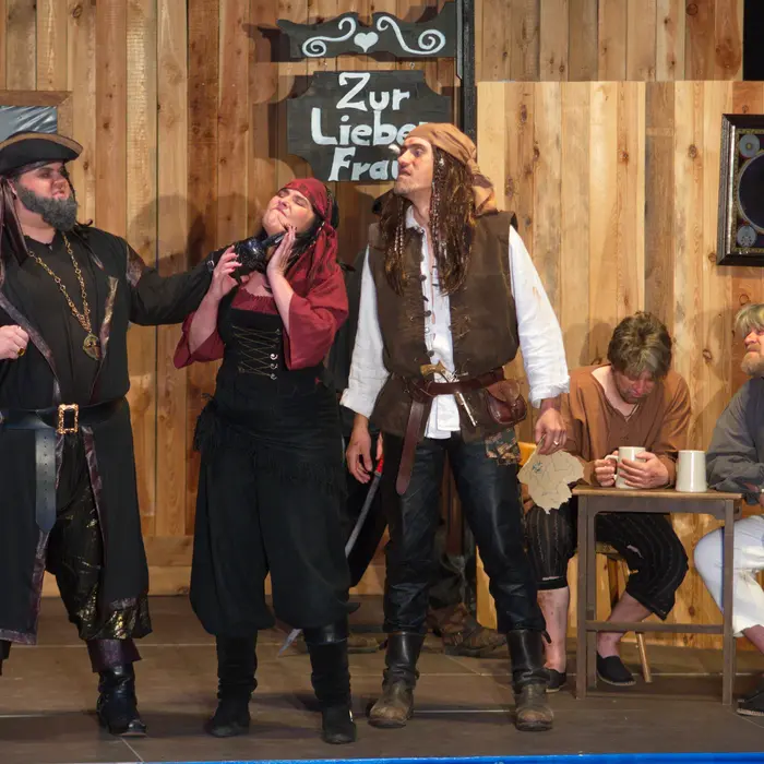 Bühne mit Laiendarstellern in Piratenkostümen