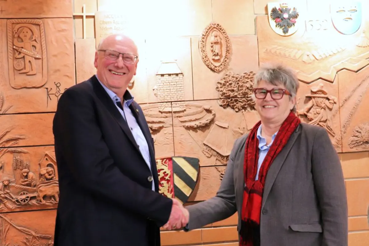 Ein Mann und eine Frau beim Händeschütteln