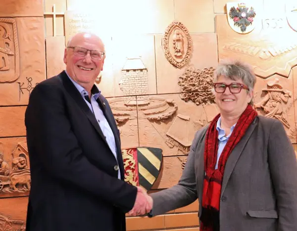 Ein Mann und eine Frau beim Händeschütteln