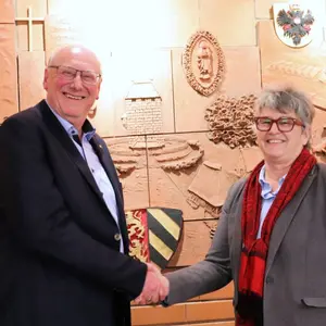 Ein Mann und eine Frau beim Händeschütteln